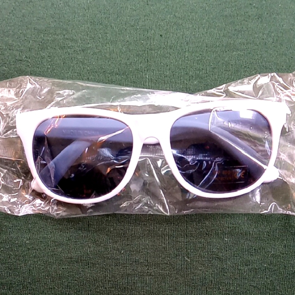 WHITE RIMMED SUN GLASSES  NWOT